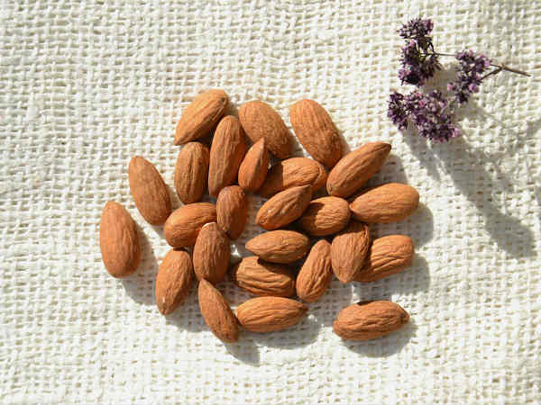 மயோனைஸ் மற்றும் பாதாம் எண்ணெய் மாஸ்க் :