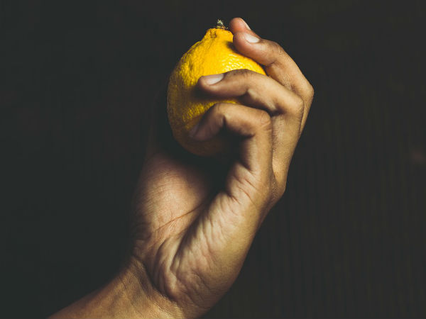 மயோனைஸ் மற்றும் எலுமிச்சை சாறு மாஸ்க் :