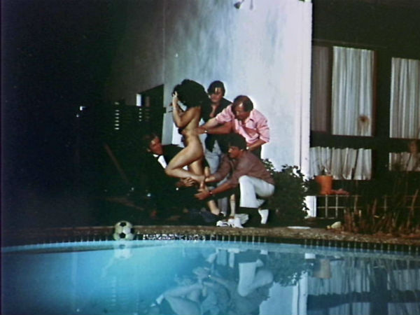 அரைநிர்வாண பெண்கள்!