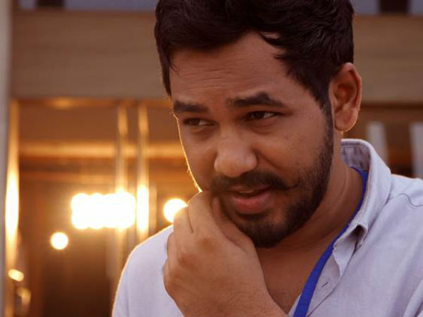 அவள் யாரோ : 