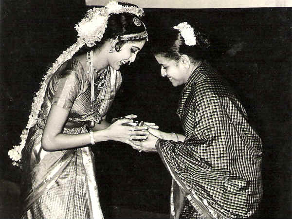 ஆசிரியரின் தகுதி : 