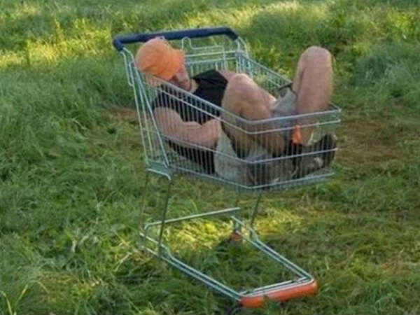 பாவம் வைஃப் கூட ஷாப்பிங் போன மனுஷன்...