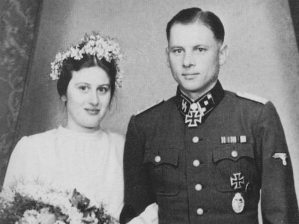 எல்லாம் ஹிட்லருக்காக : 