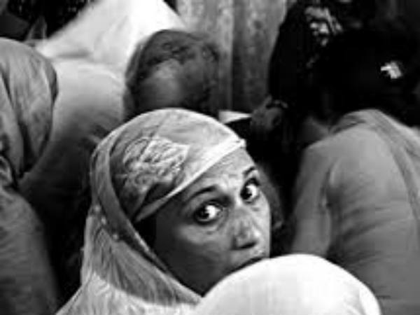 கதவைத் தட்டுகிறார்கள் அம்மா : 