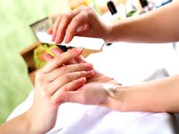 நகங்களின் முனையை வடிவமாக்கும் கருவி 