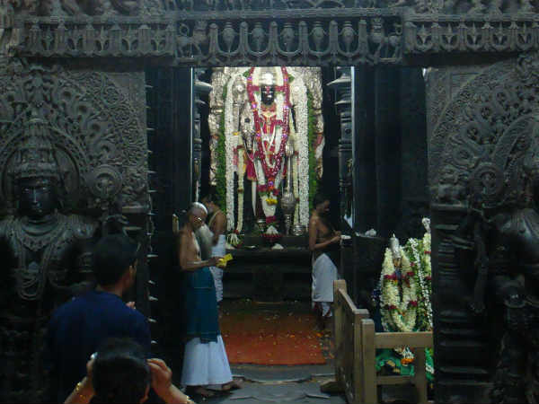  கருவறை : 