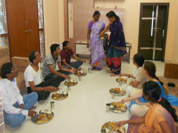 சாப்பிடும் போது மேற்கொள்ள வேண்டிய சில பழக்கங்கள்!