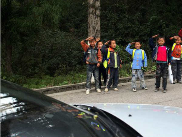 காருக்கு சல்யூட் : 