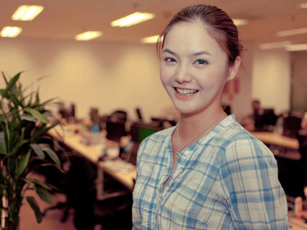 பெண் உதவியாளர்கள் : 