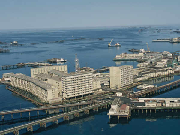 கடலுக்கு நடுவில் : 