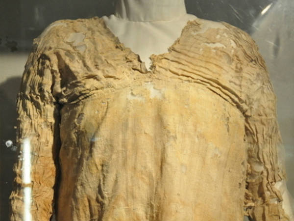 ஆடைகள் : 