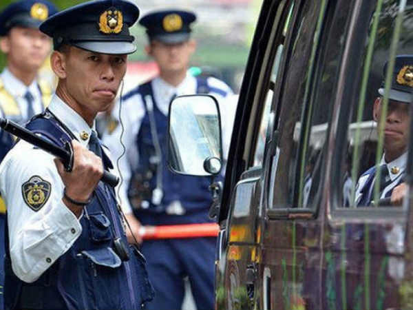 போலீஸ் வேடம்! : 