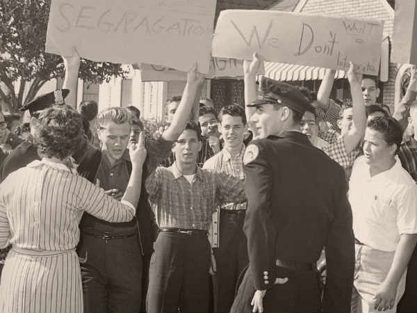 ஆறு பேர் : 