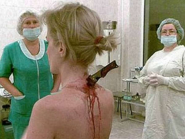 கத்தியால் குத்து : 