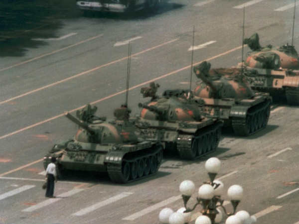 அரசுக்கு எதிராக : 