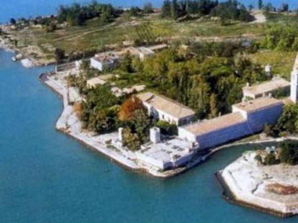 அனுமதியில்லை : 