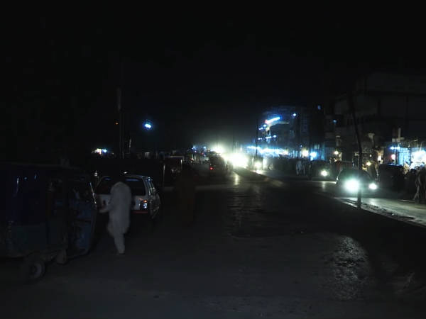 அவன் என்ன செய்கிறான் : 