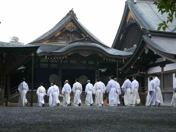 இஷ் கிராண்ட் ஷெரின் : 