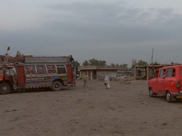 பேருந்து நிலையம் : 