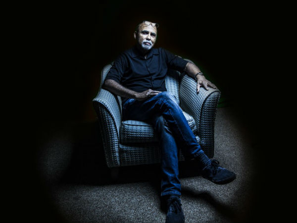 இருக்கையை பிடித்தவாறு...