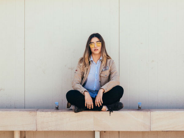 காலை மடக்கி!