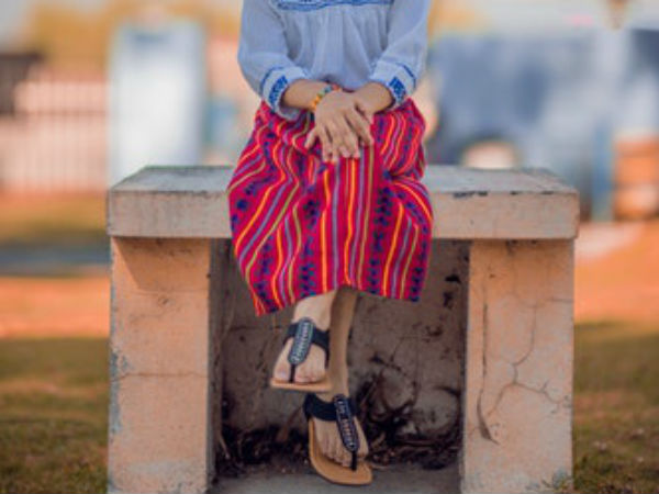 காலாட்டிக் கொண்டே...