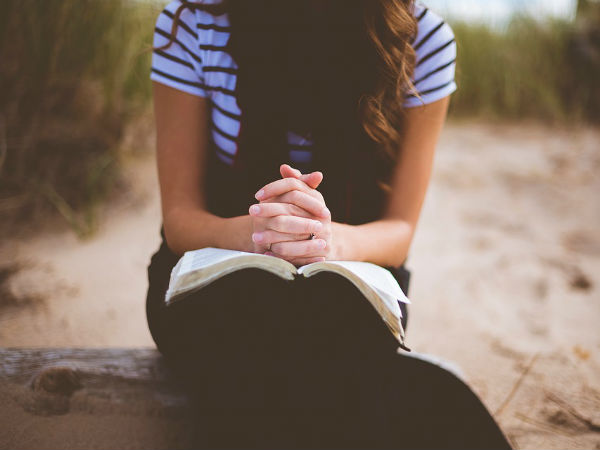 கை கோர்த்து!