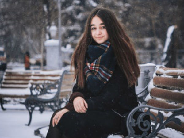 கைகளை இணைத்து...