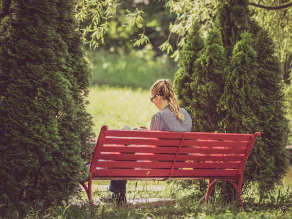 நடுவே அமருவோர்...