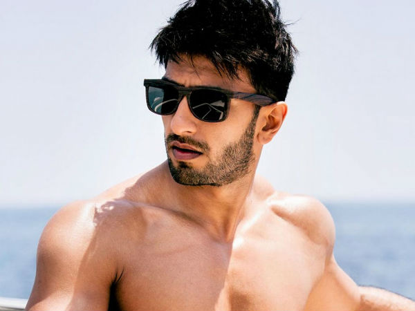 என்ன செய்கிறார்?