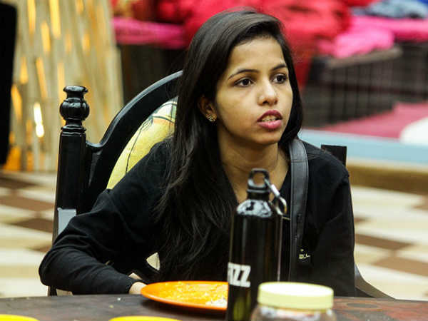 பூஜா ஜெயின் : 