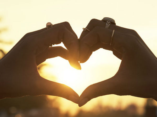 கையை பிடித்தான்...