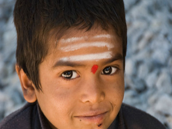 நெற்றியில் அணிதல்