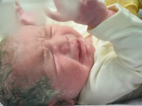 குழந்தை பிரசவத்தை பார்க்குமா?