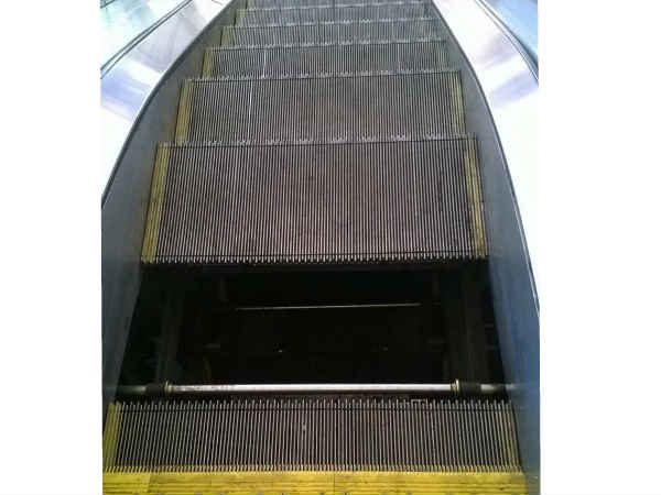 எஸ்கலேட்டர் : 