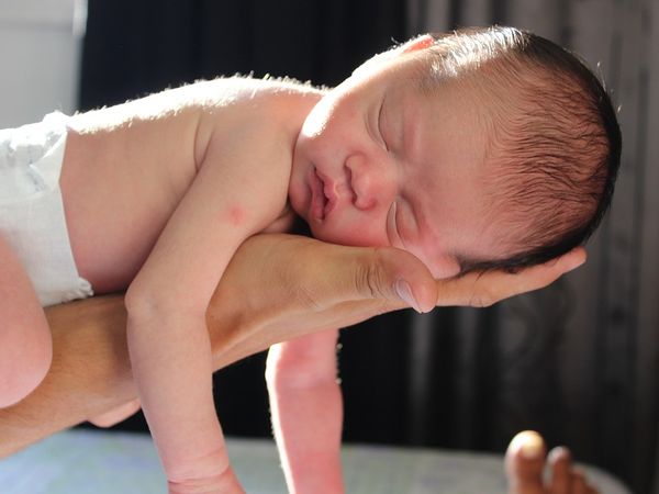 தூங்கிய குழந்தையை எழுப்புவது எப்படி?