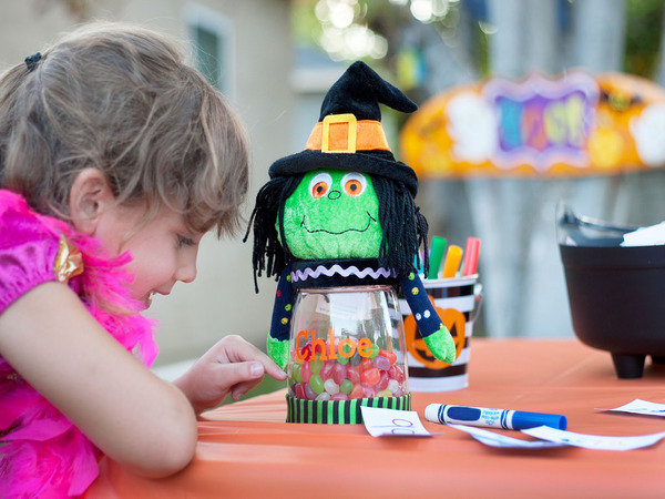 அலங்கரிக்கும் குழந்தை!