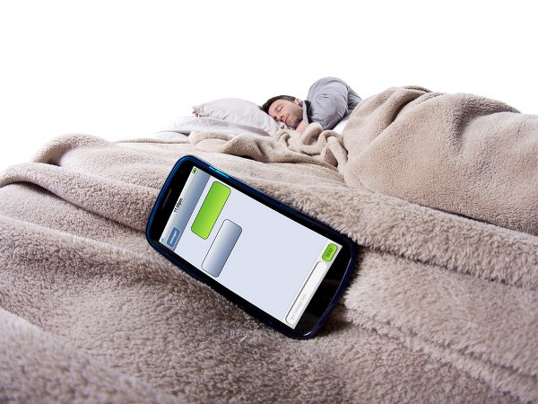 படுக்கைக்கு அருகில் செல்போனை வைக்காதீர்கள்