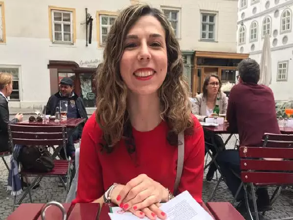 யார் இந்த பெண்மணி!