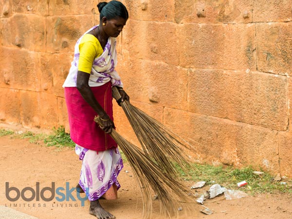 மாலை நேரத்தில் வீட்டை கூட்டுவது மாலை நேரத்தில் வீட்டை கூட்டுவது