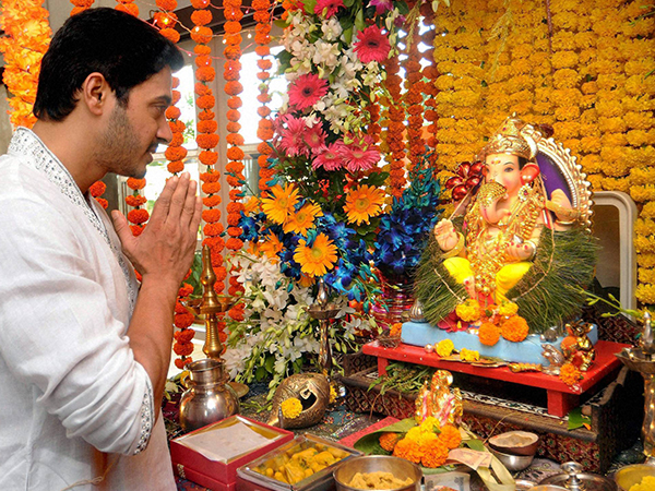 ஓம் மந்திரத்தை உச்சரித்தல்