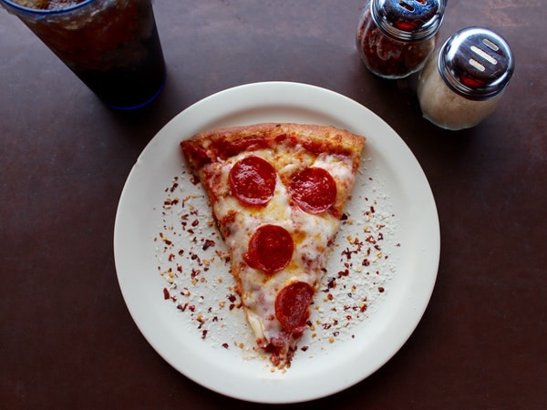 ஆரோக்கியமற்ற உணவுகளுக்கு சிறிய தட்டுகளை பயன்படுத்தவும்