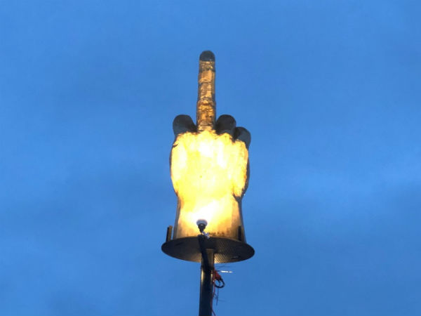 நடுவிரல் சிலை!