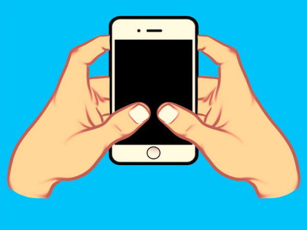 இரண்டு கைகளிலும் பிடித்துக் கொண்டு ஆப்ரேட் செய்வது 