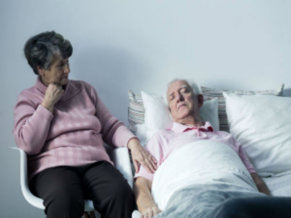 இறக்கும் தருவாயில் அருகில் அழுதல்