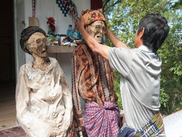 மேக்கப் போட்டு விடுவது