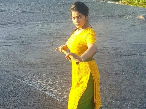 சிலம்பம் சுற்றுவது