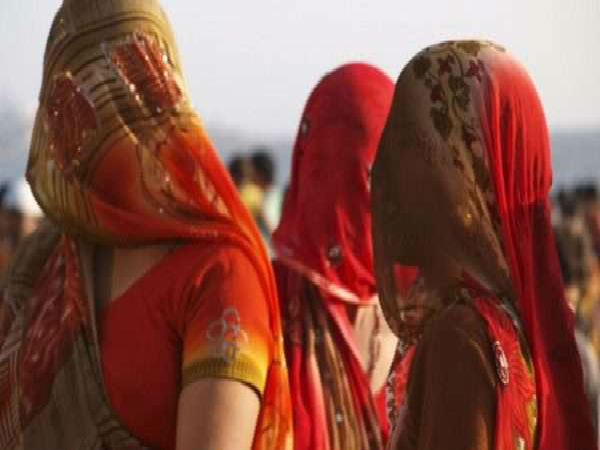 பெண் அடிமை