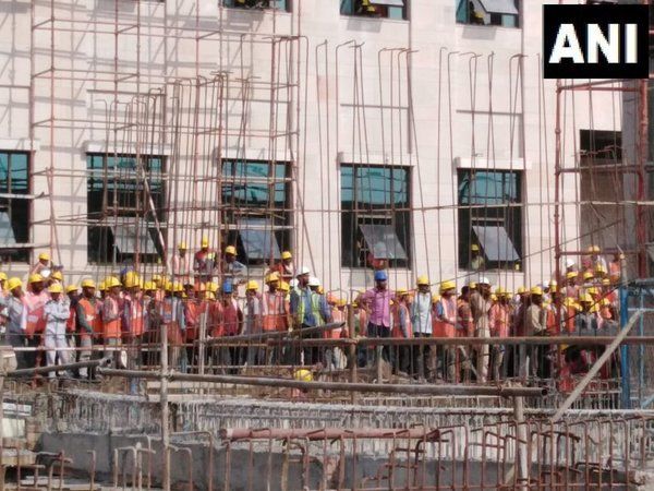 கட்டுமான தொழிலாளர்கள்