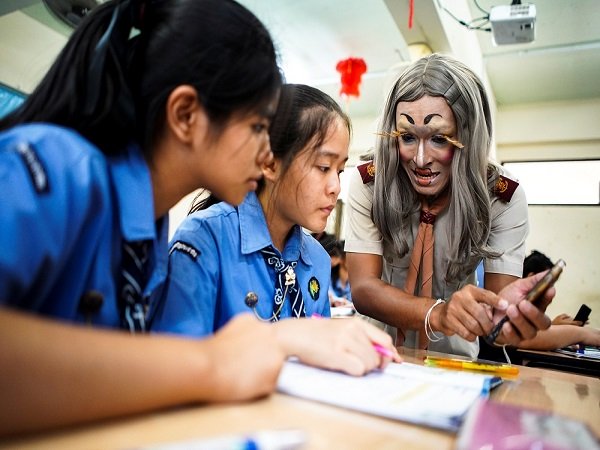 மேக்கப்பில் பள்ளிக்கு போகிறார்